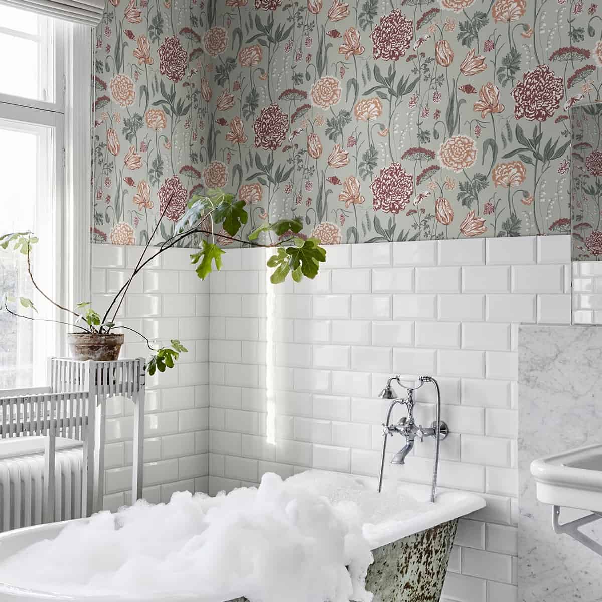 monatare tapet cu flori pe fundal verde intr-o baie retro decorata in alb, verde si tonuri de gri