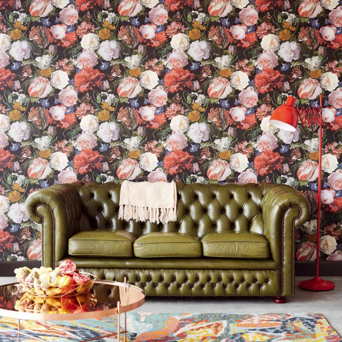 montare tapet tavan cu motiv floral pe fundal negru