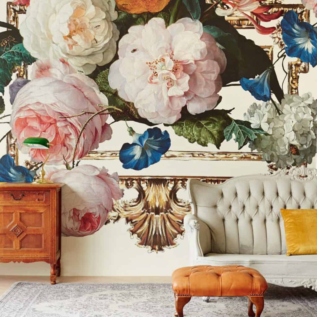 Tapet cu motiv floral in stil retro pentru living de culoare crem pe fundal cu flori roz pal, albastre si albe