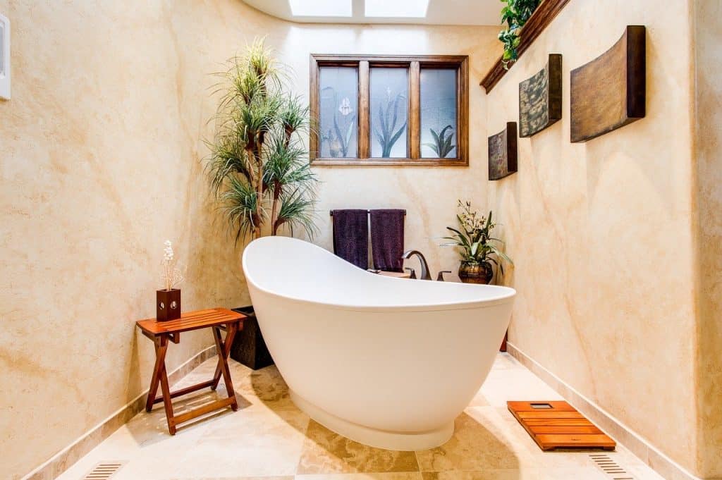 Baie cu cada separata, planta decorativa si elemente decorative instalate pe perete