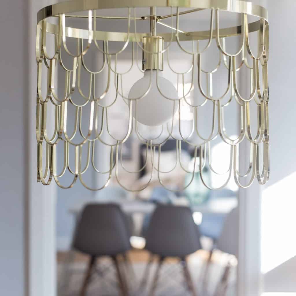 Lampa suspendata metalica aurie, cu bec alb