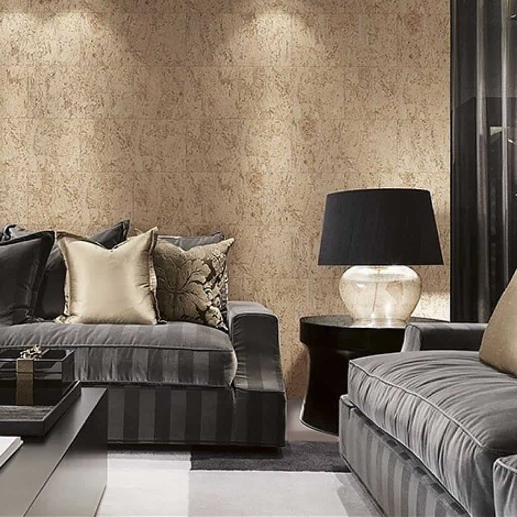 Perete cu panouri decorative din pluta intr-un living cu doua canapele si lampa