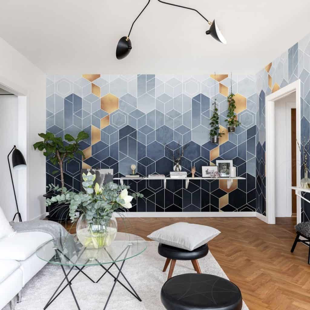 Living amenajat cu tapet cu modele geometrice, cu mobilier și elemente de decor