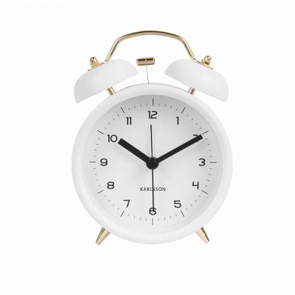 Ceas cu alarma alb cu auriu pe fond alb