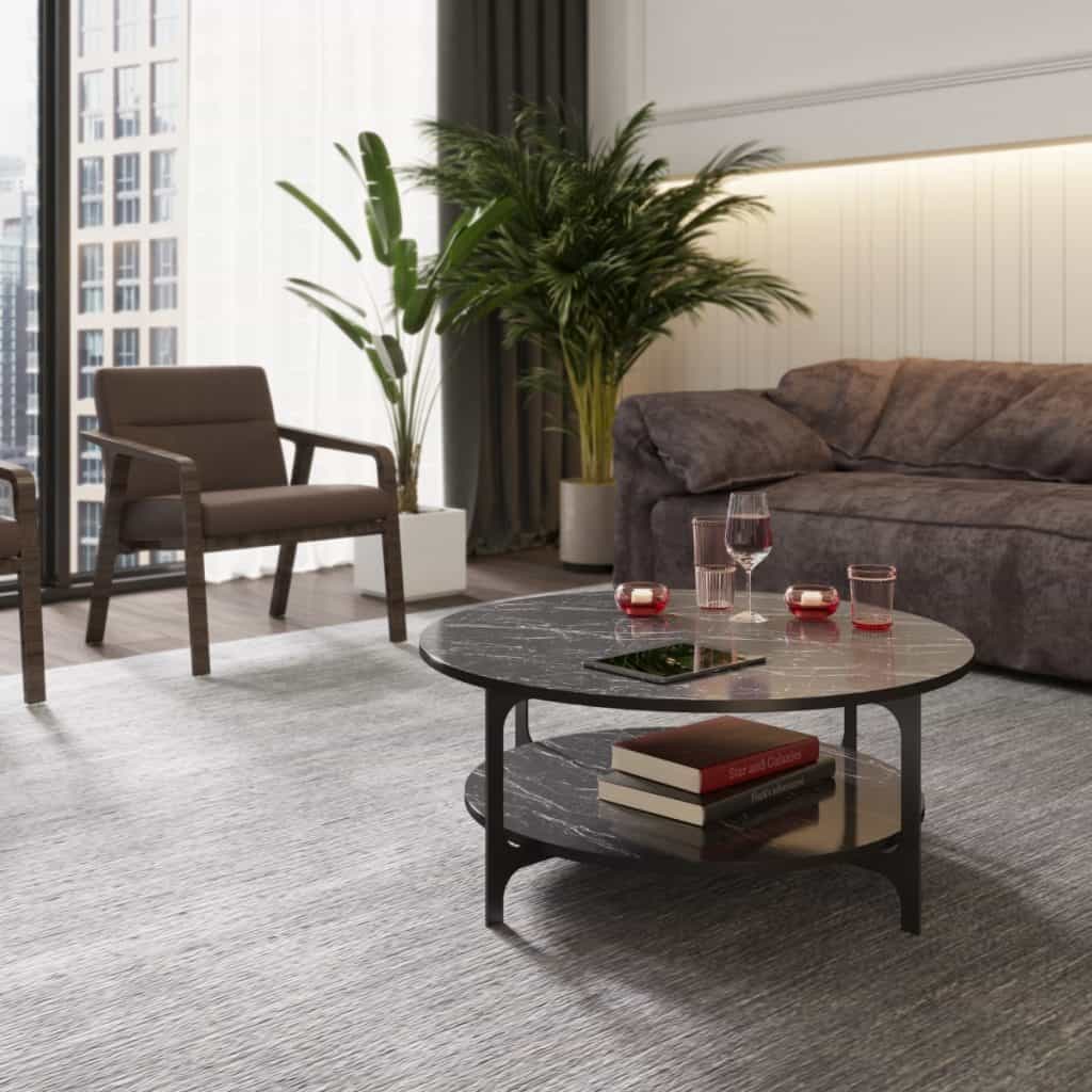 Masa de cafea intr-un living cu canapea, fotoliu, plante decorative, pe care se afla pahare, obiecte decorative si o tableta, cu carti pe raftul inferior