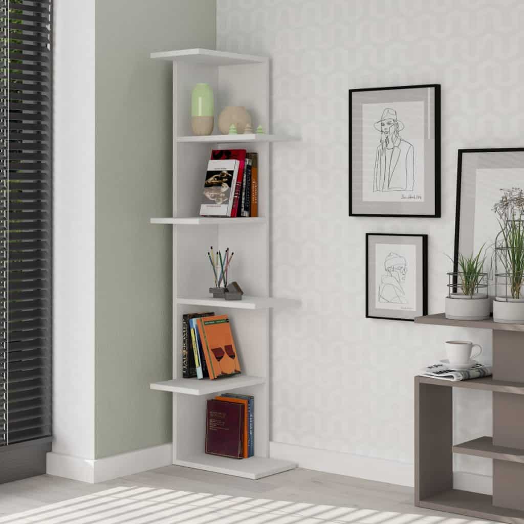 Bibliotecă alba in coltul unei camere, cu carti si obiecte decorative, langa tablori