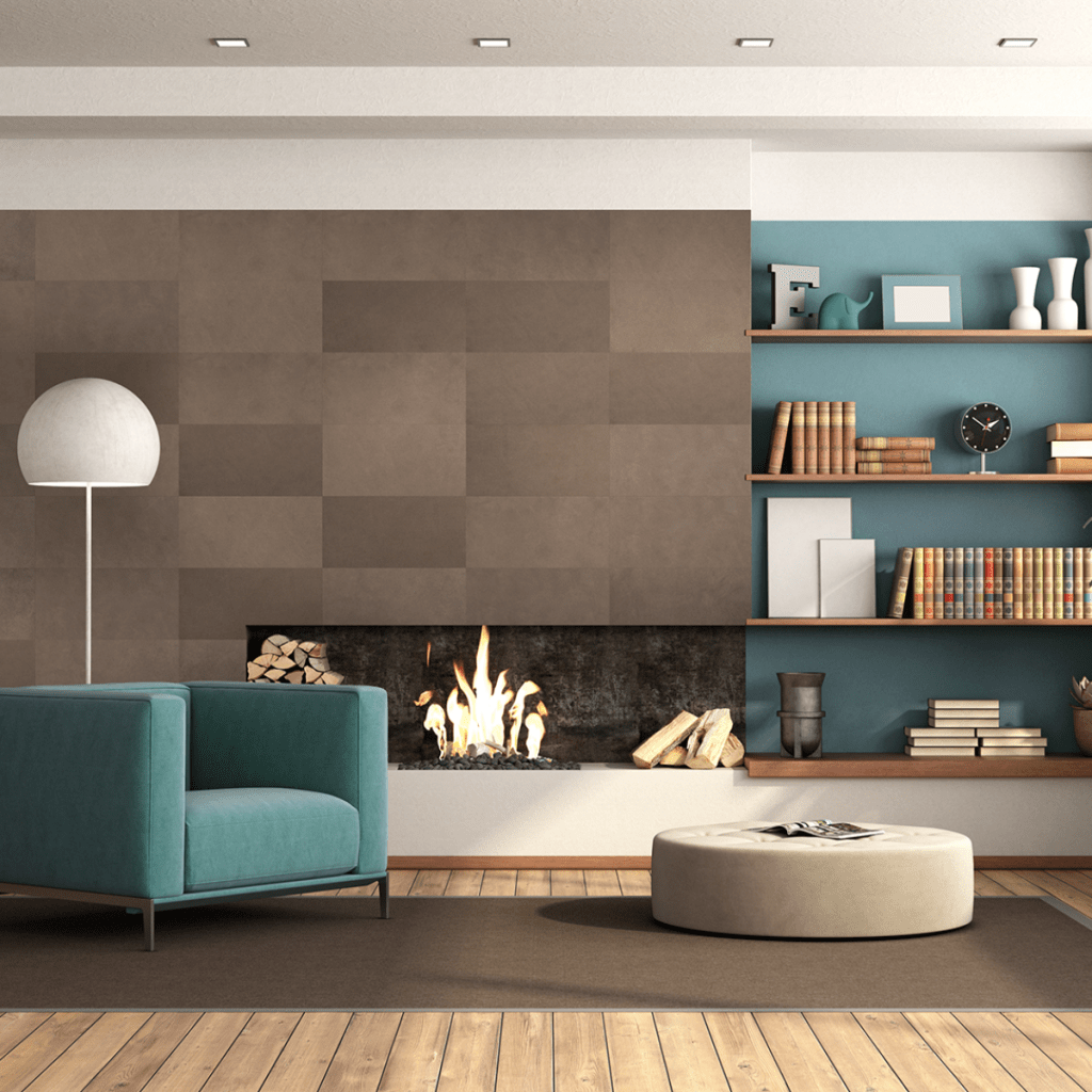 Living cu perete amenajat cu tapet din piele, cu semineu, rafturi cu carti si obiecte decorative, fotoliu turcoaz, lampa si masa rotunda, alba, de cafea