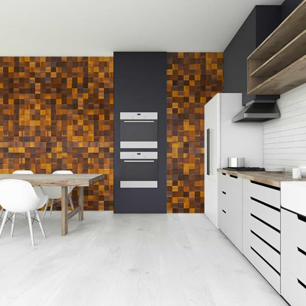 Bucatarie cu mobila alba, masa si scaune, perete cu panouri decorative din lemn si cuptor incorporat negru