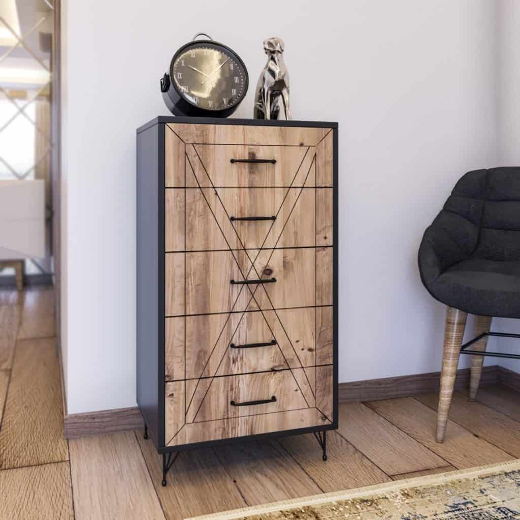 Comoda cu cinci sertare pe care se afla un ceas si un obiect decorativ, intr-o camera cu fotoliu