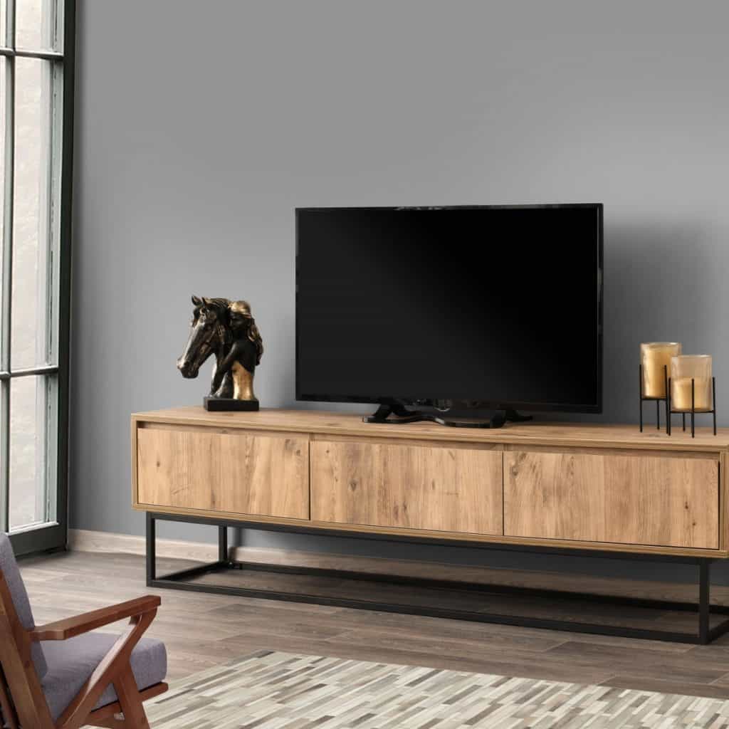 Comoda pe care se afla un televizor si obiecte decorative