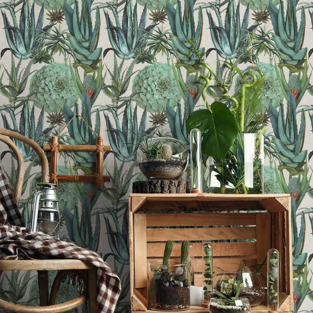 Incapere amenajata cu tapet imprimat cu plante verzi, intr-o incapere cu vase cu plante decorative, scaun si un suport din lemn