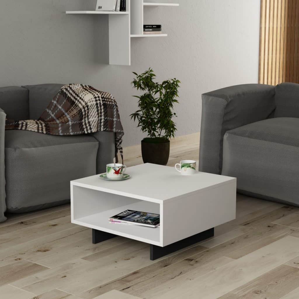 Masuta de cafea alba pe care se afla doua cani, intr-un living cu doua fotolii si planta decorativa