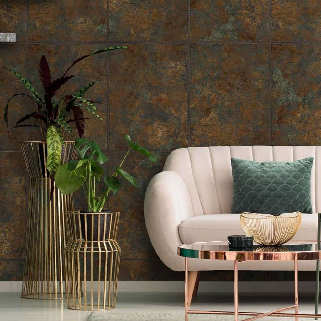 Perete cu tapet in nuante de bronz si gri inchis, in fata caruia se afla o canapea alba, masa de cafea cu vase decorative si plante decorative