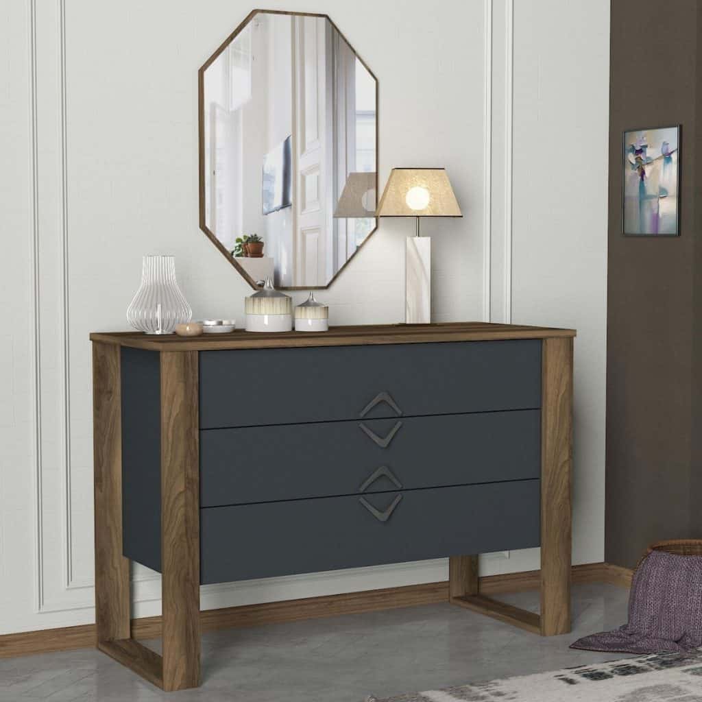 Comoda gri cu detalii maro, cu oglinda, lampa și obiecte decorative