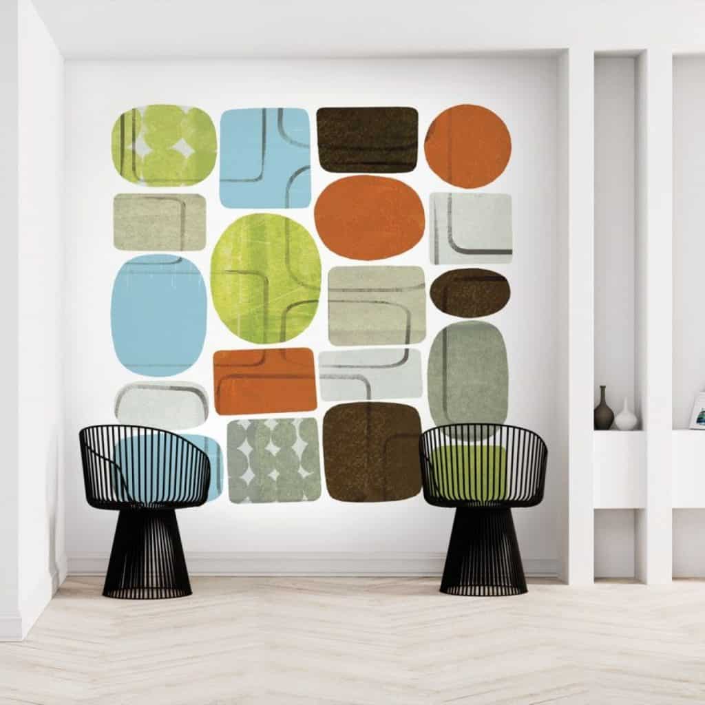 Perete cu fototapet Beans, cu forme abstracte in culori variate, intr-o incapere cu doua scaune negre