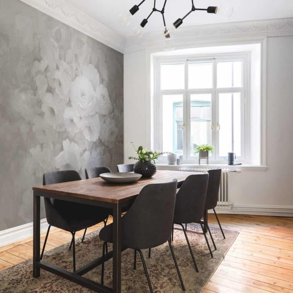 Perete cu fototapet Harmony Gray intr-o camera cu masa si 6 scaune, fereastra si plante decorative