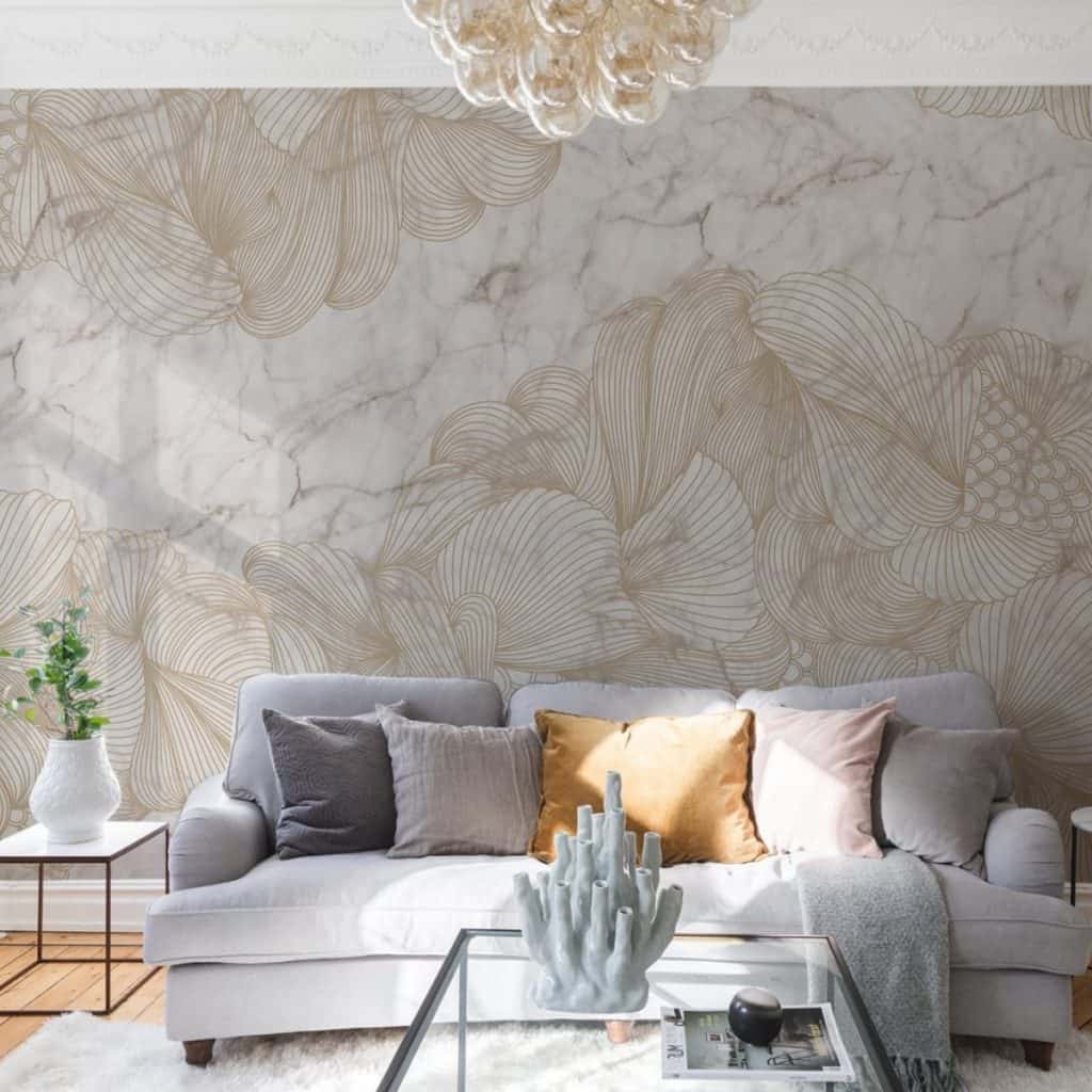 Perete cu fototapet Opulence Marble in camera cu canapea, perne decorative, masa cu planta și masa de cafea cu un obiect decorativ