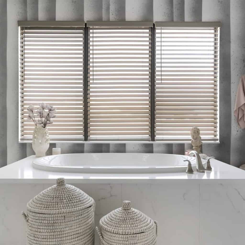 Fototapet Shades intr-o baie cu fereastra, cada, vas cu flori si doua cosuri impletite
