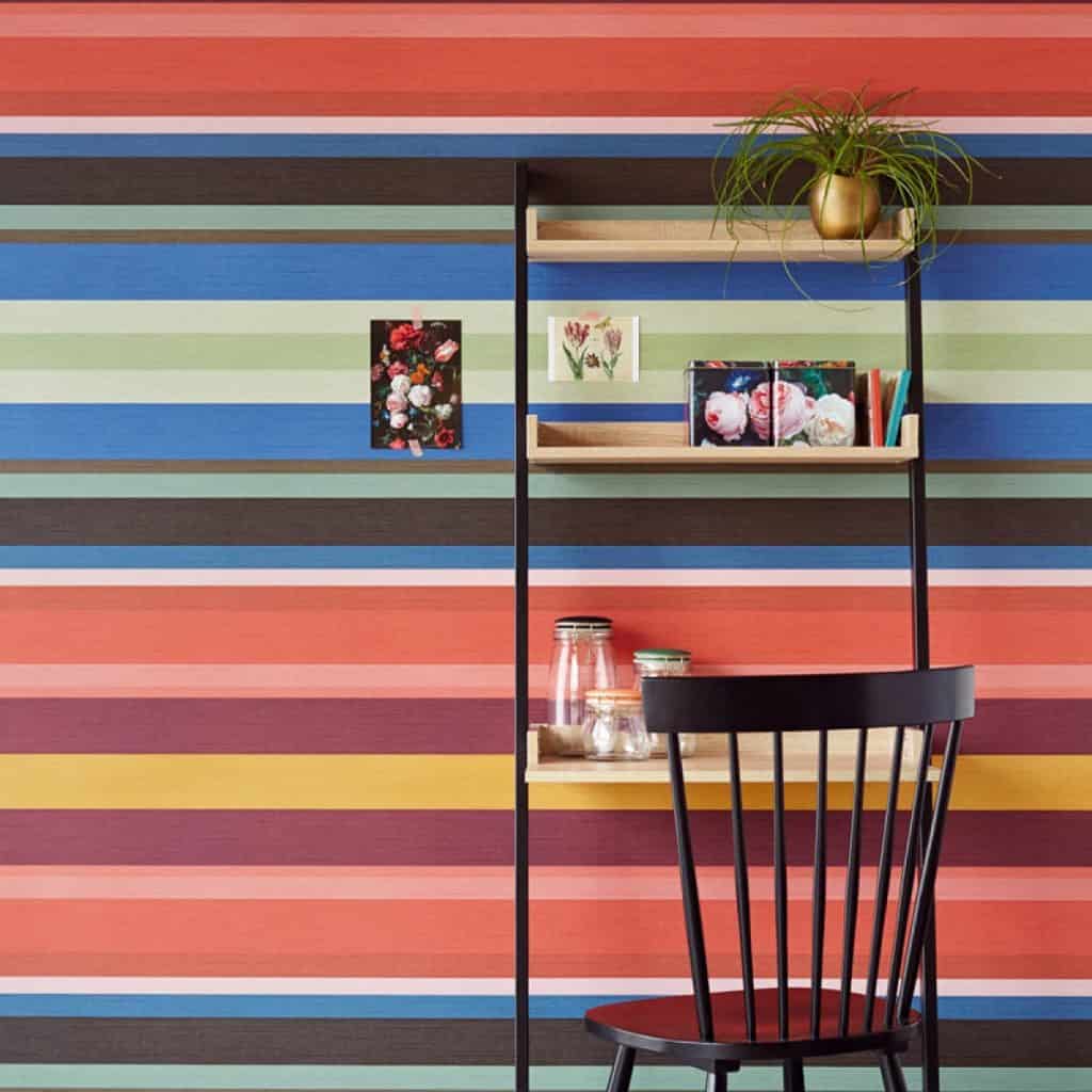 Perete cu tapet Masterpiece, intr-o încapere cu rafturi cu obiecte decorative si scaun negru