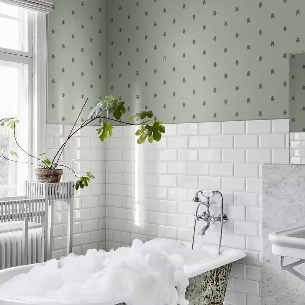 Tapet Audrey intr-o baie cu fereastra si planta decorativa, faiaianta alba si cada cu spuma