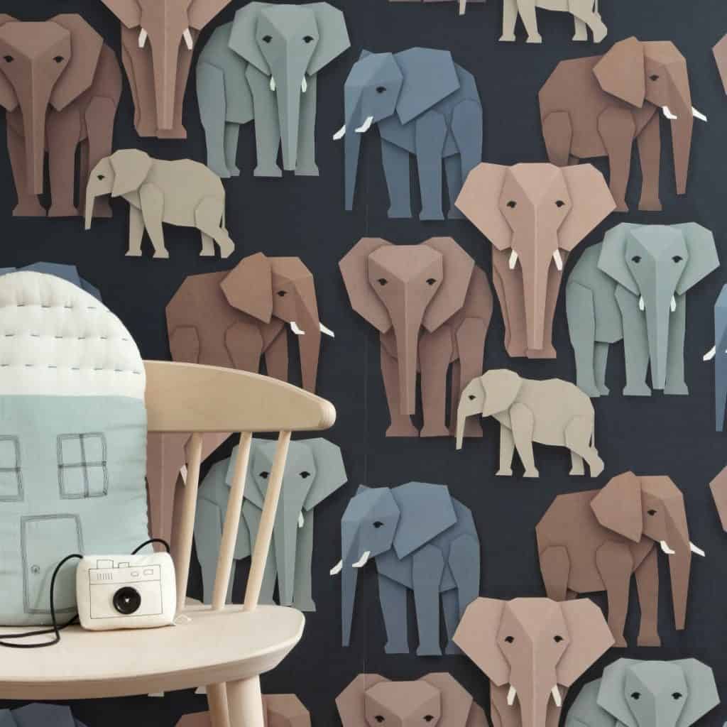Tapet Elephant in fata caruia se afla un scaun cu perna in forma de casuta si un aparat foto jucarie