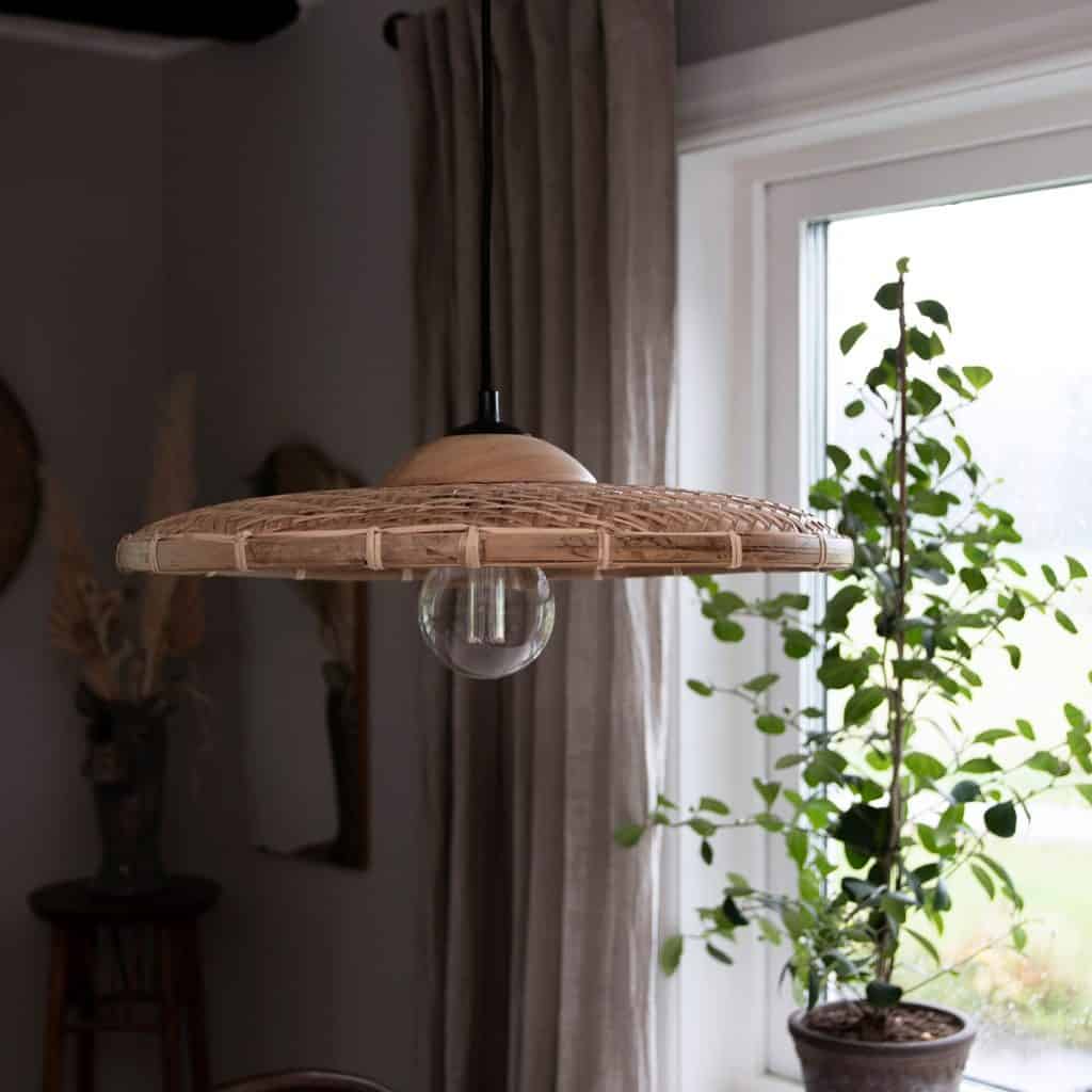 Lampa Aruba Nature intr-o incapere cu fereastra si planta decorativa