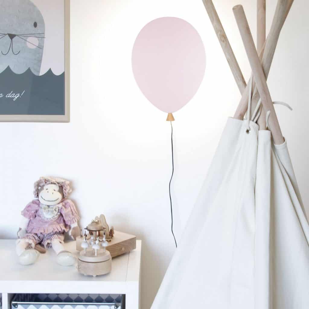 Aplica Balon pe un perete pe care se afla un tablou, intr-o camera in care se afla un cort si o comoda cu jucarii