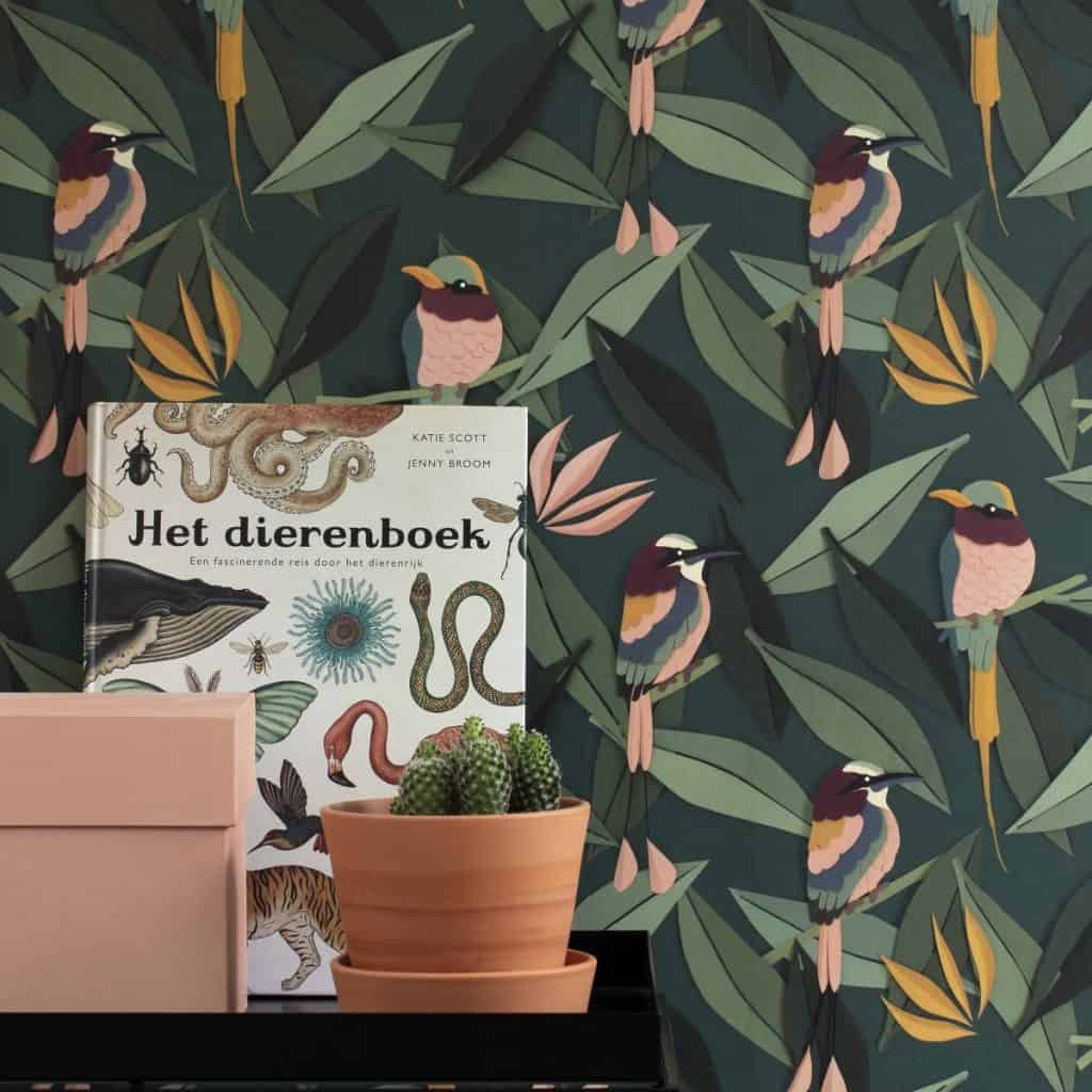 Tapet Bird in fata caruia se afla o comoda pe care se afla un atlas zoologic, un ghiveci cu planta decorativa si o cutie