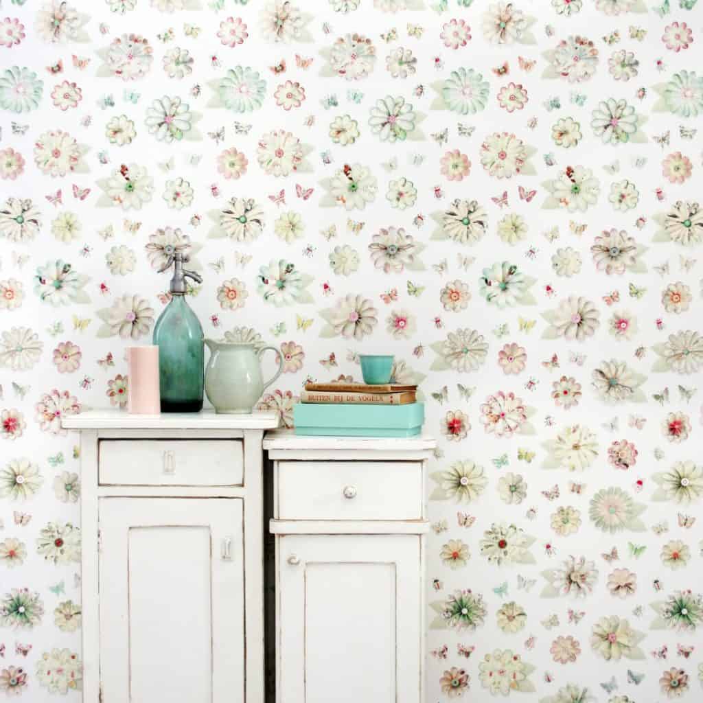 Tapet Floral intr-o camera cu doua comode albe pe care se afla carti si obiecte decorative