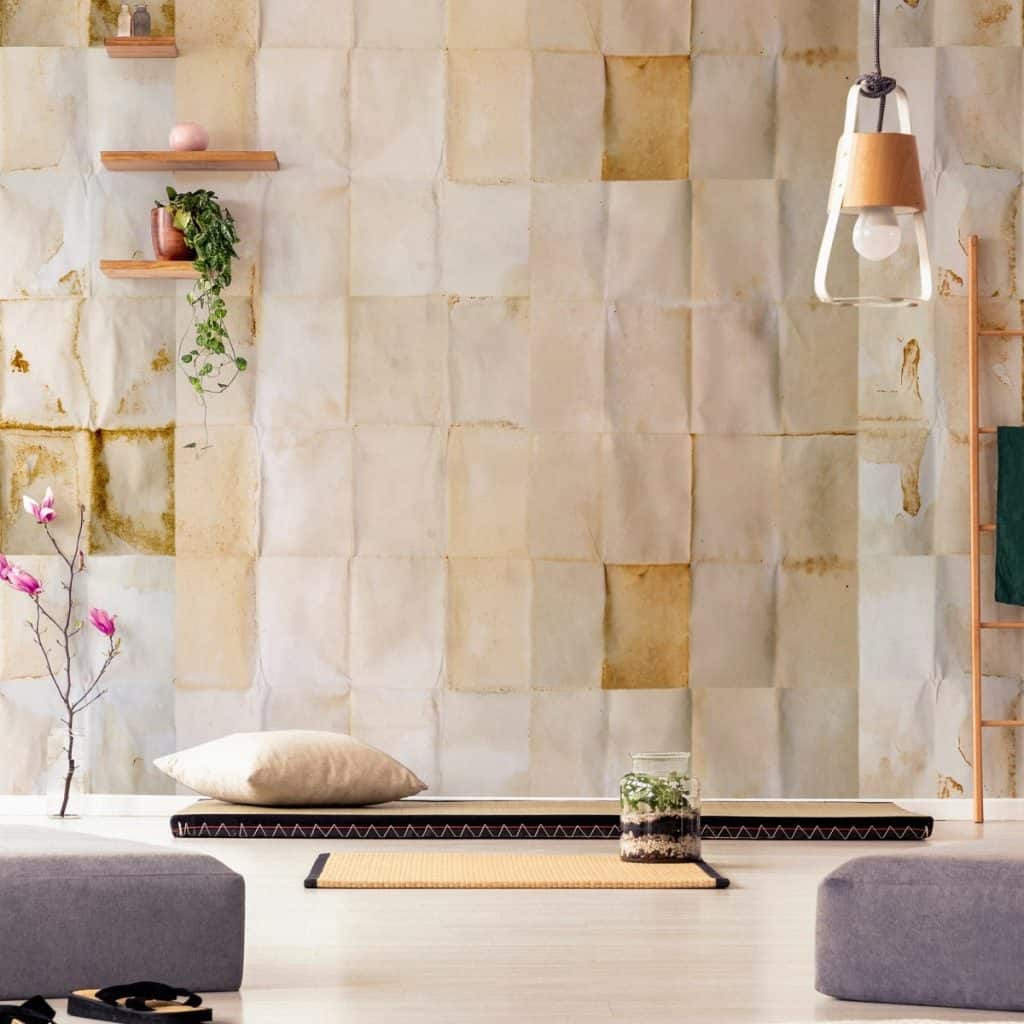 Tapet Shibui intr-o incapere cu plante si obiecte decorative si o lampa suspendata