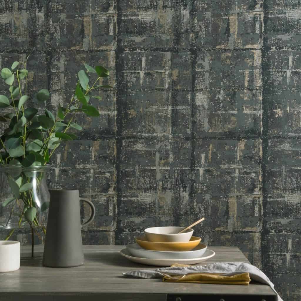 Tapet Patina intr-o incapere cu masa pe care se afla farfurii si boluri, o carafa gri si un vas transparent cu planta decorativa
