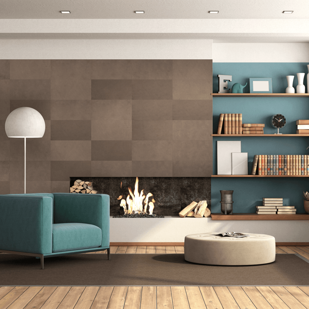 Tapet din piele naturala Enzo Pellini, Desert, intr-un living cu semineu, rafturi suspendate cu carti si obiecte decorative, fotoliu torcoaz, masa de cafea alba, rotunda și o lampa alba