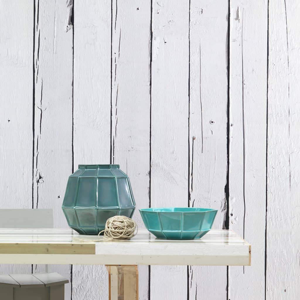 Tapet Scrapwod PHE-11 pe un perete in fata caruia se afla o masa cu doua vase decorative turcoaz, un ghem de funie și un scaun