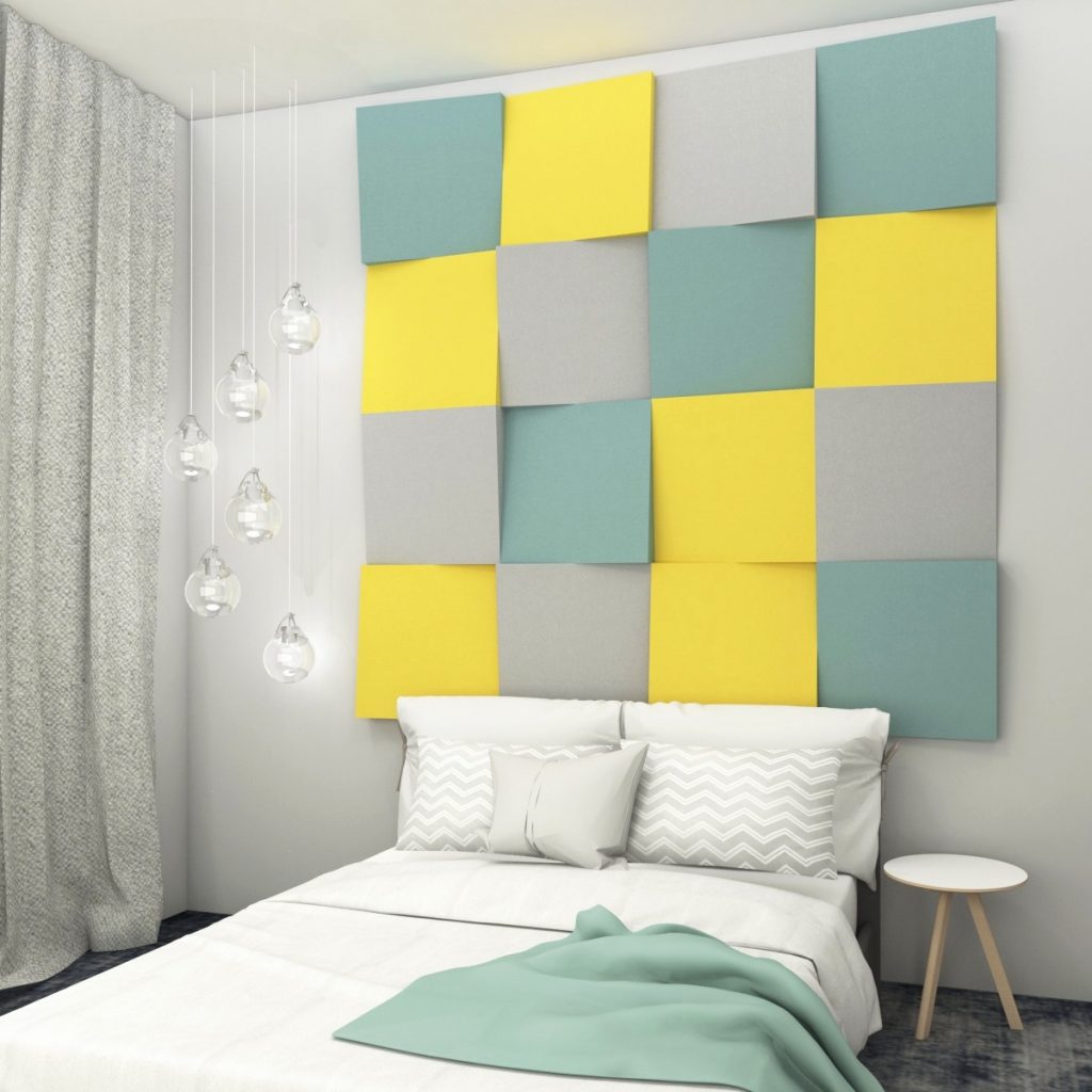 Panouri decorative din burete O!Bubble, Hello intr-un dormitor cu pat, langa care se afla un scaun alb, cu sase lampi suspendate si draperie
