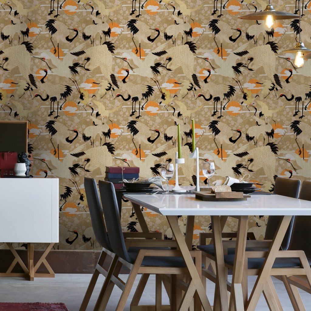 Tapet Bird of Happiness intr-o bucatarie cu care se afla lumanari si farfurii, cu patru scaune si o comoda