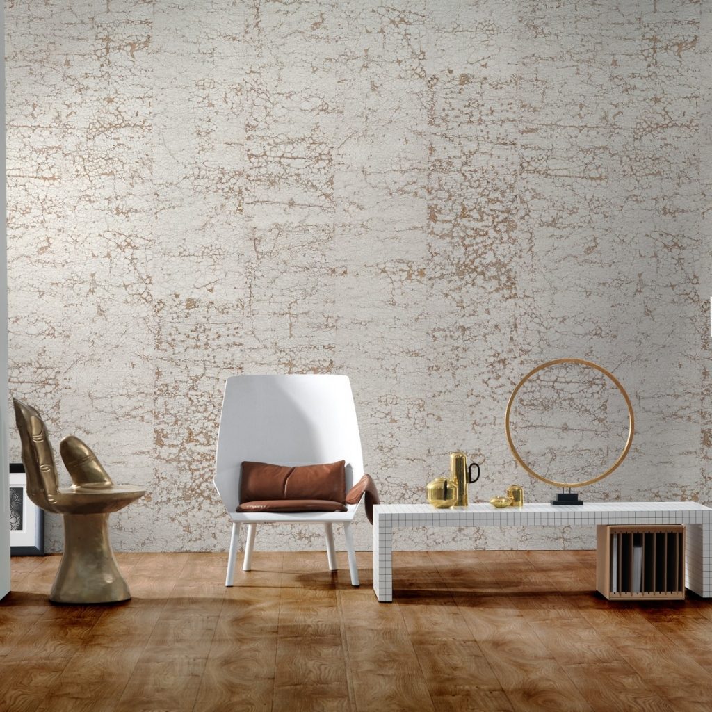 Tapet Crack by Nacho intr-un living cu masa pe care se afla obiecte decorative, scaun alb cu o perna maro si un scaun in forma de mana