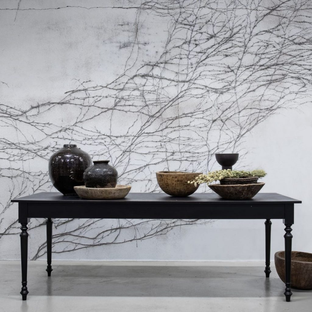Fototapet 3D Breathe, personalizat, Rebel Walls, intr-o incapere cu masa pe care se afla vase decorative