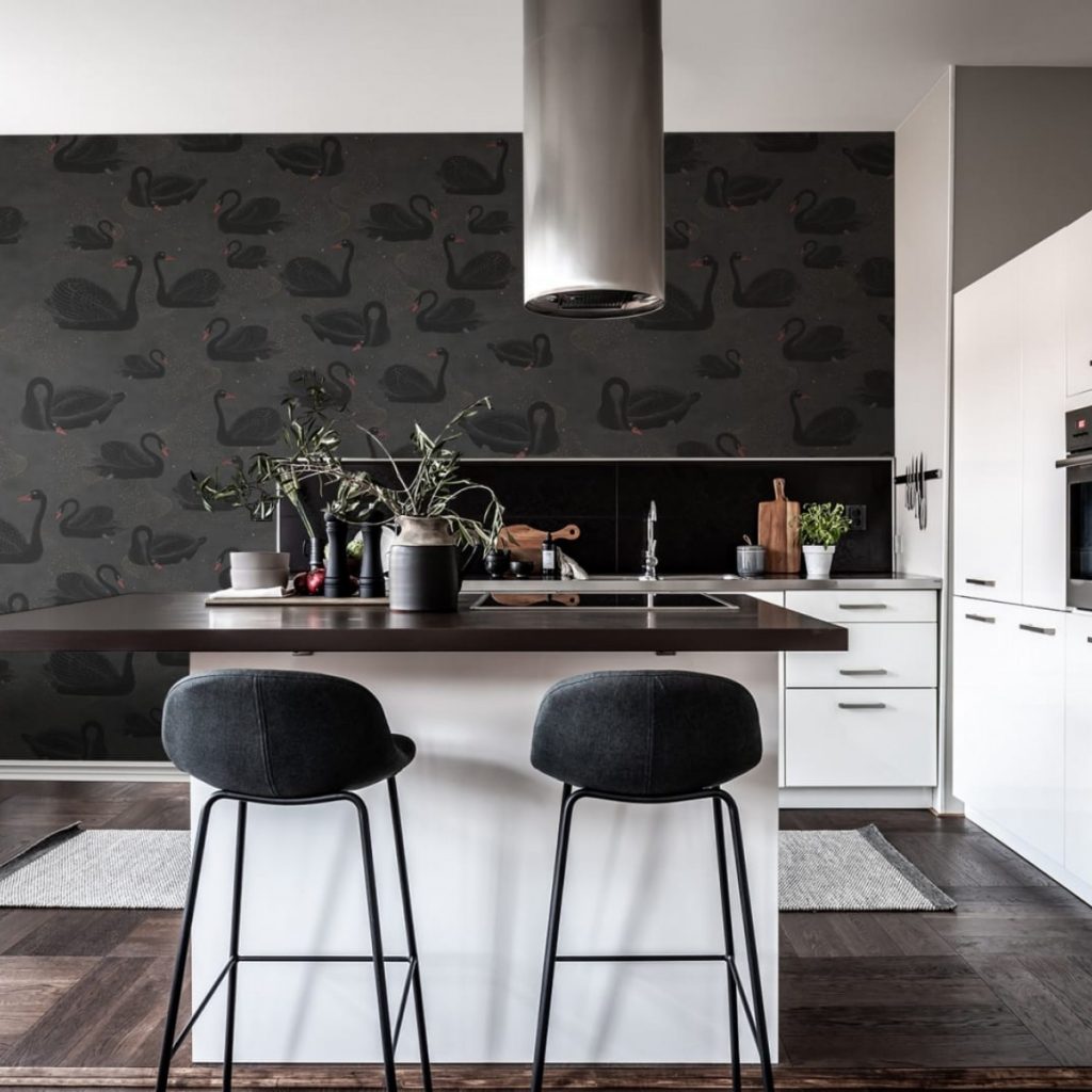 Fototapet 3D Cygne, Noir, personalizat, Rebel Walls, intr-o bucatarie cu mobila alba, hota din inox si doua scaune negre