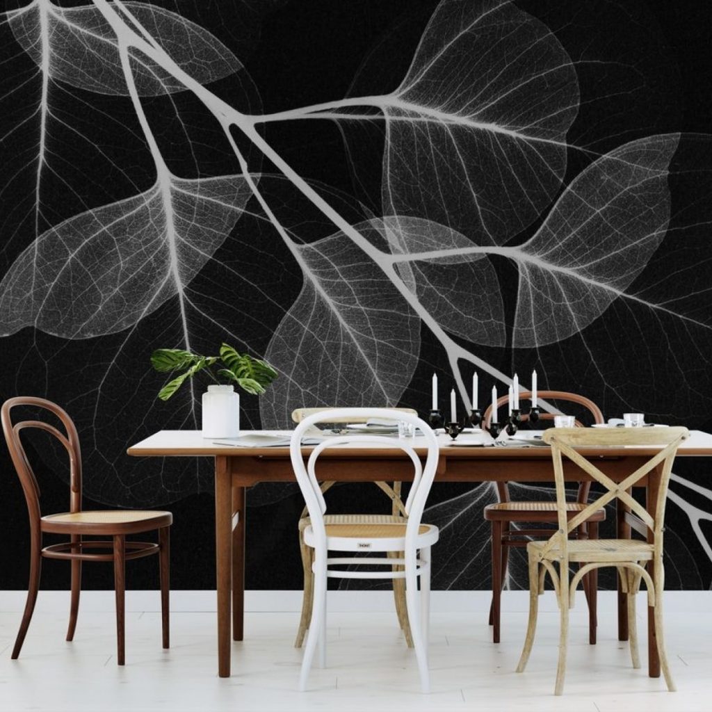 Fototapet Eucalipt personalizat, Photowall, intr-o incapere cu masa pe care se afla vase si lumanari si diferite modele de scaune
