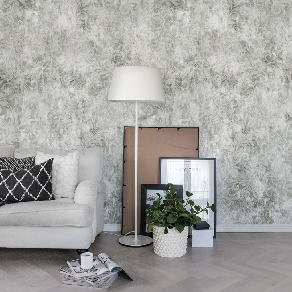 Fototapet Twining Vines, personalizat, Rebel Walls, intr-un living cu canapea alba si perne decorativem lampa alba de podea, vas cu planta si doua tablouri sprijinite de perete