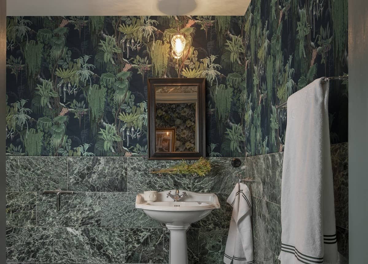 Băi amenajate cu tapet. 5 idei cool pentru un decor original