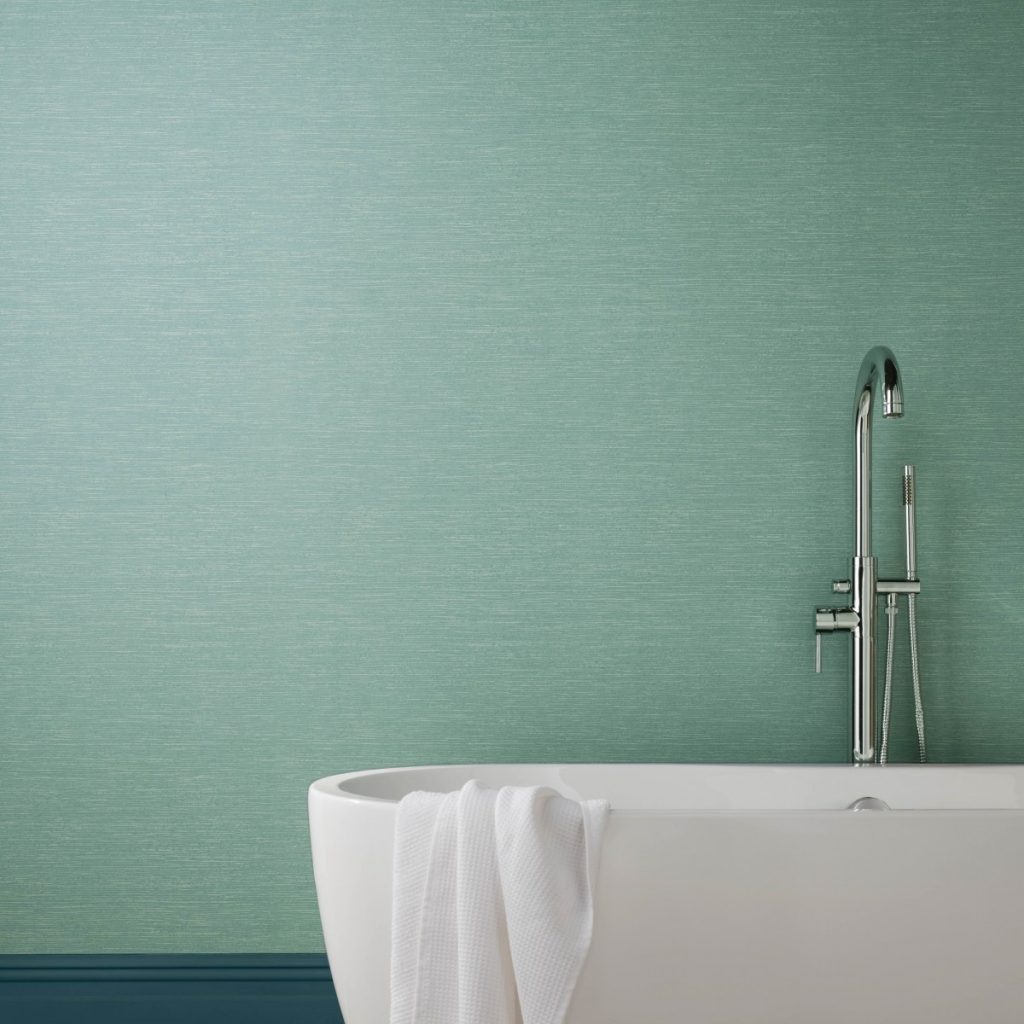 Tapet Raffia de la 1838 Wallcoverings intr-o baie cu cada alba, cu un prosop alb