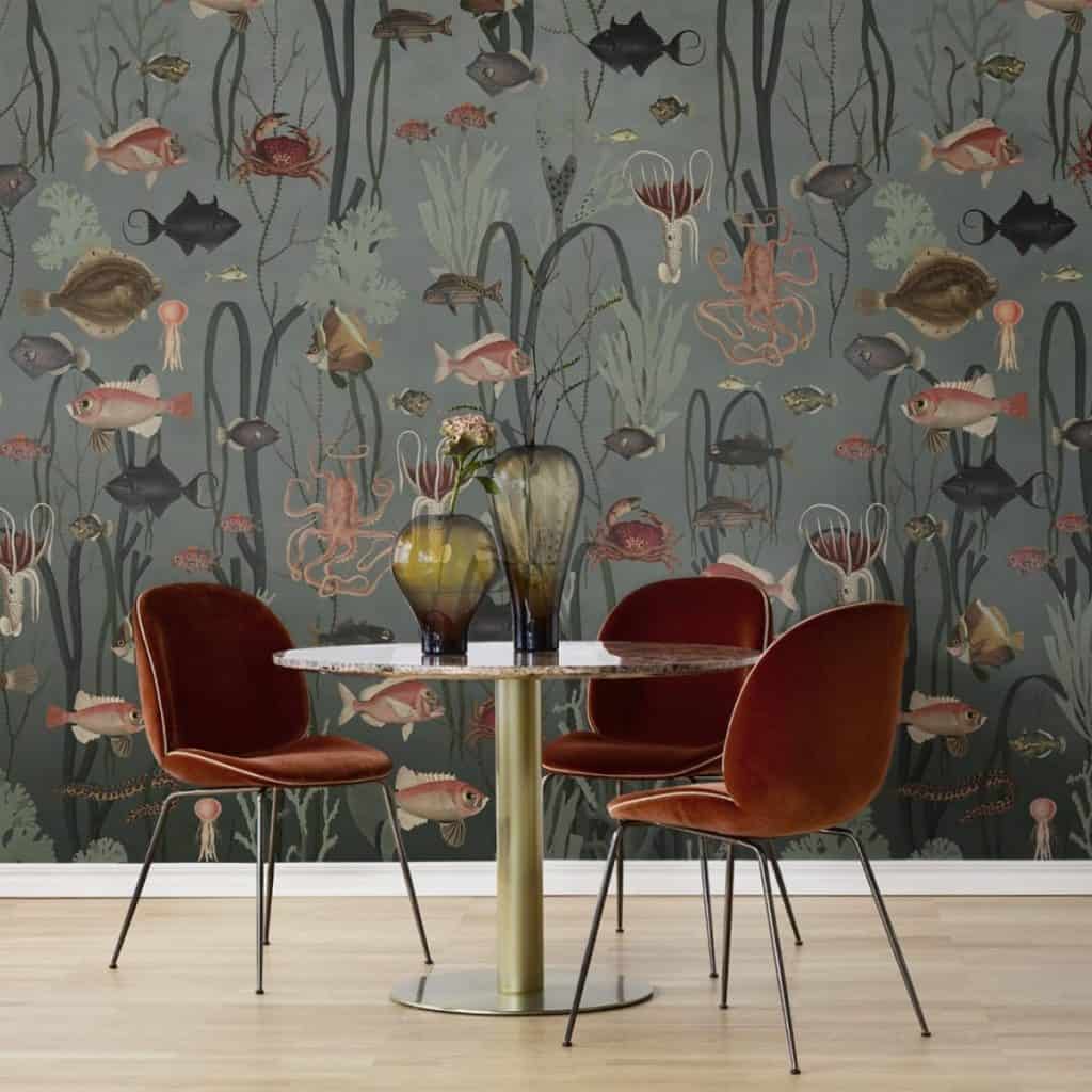 Fototapet 3D Aquatic Life, Oxygen, personalizat, Rebel Walls, pe un perete in fata caruia se afla o masa rotunda cu doua vase si trei scaune