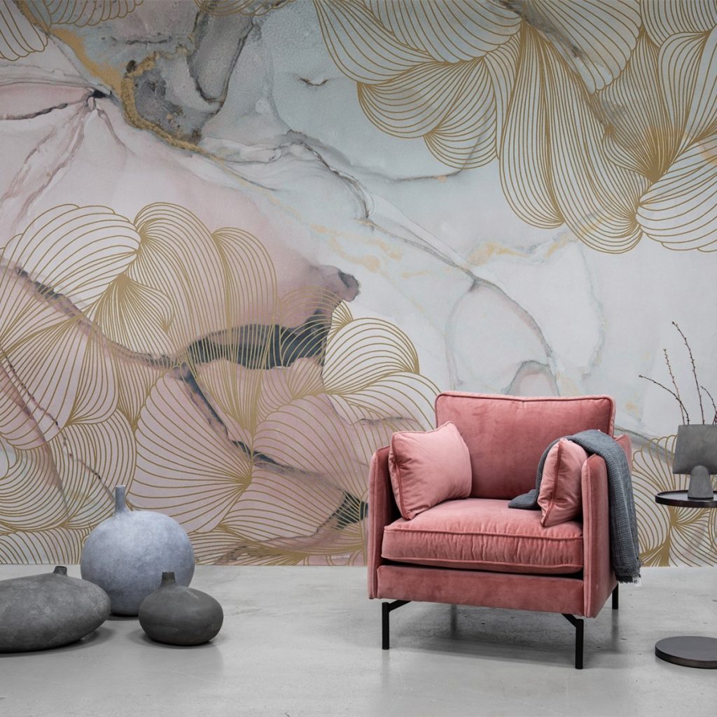 Fototapet 3D Opulence, Pink Marble, Rebel Walls, intr-o incapere cu fotoliu din catifea roz si trei obiecte decorative