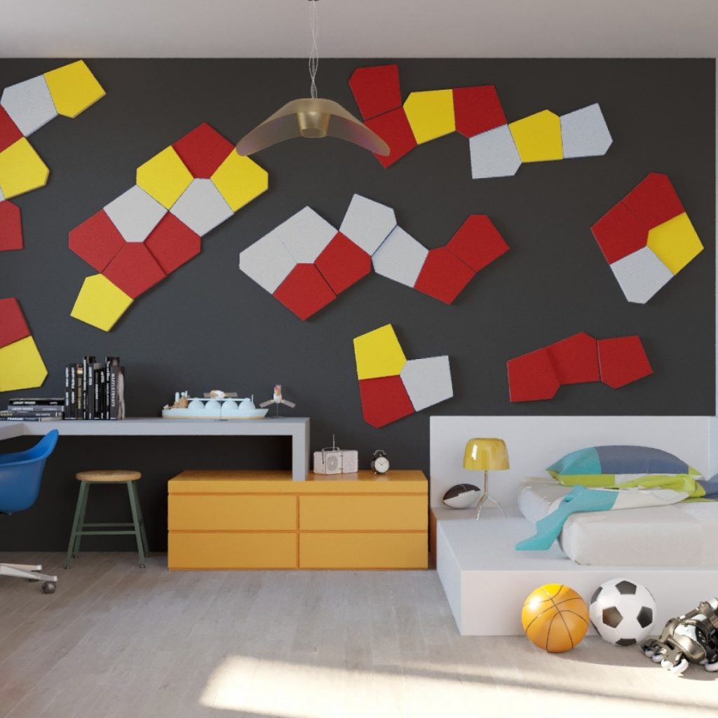 Panouri decorative din burete Desert, O!Bubble, intr-un dormitor cu pat, doua mingi, lampa pentru noptiera si comoda cu ceas si obiecte decorative