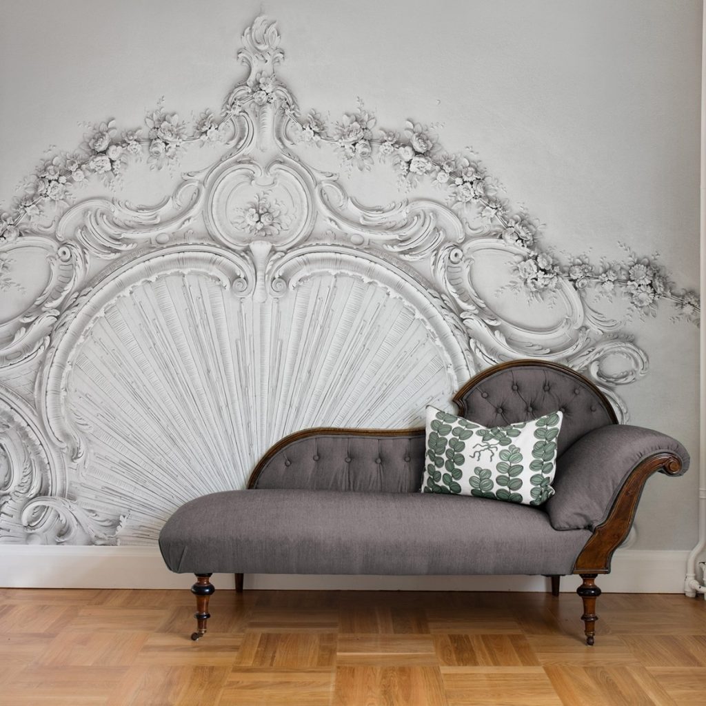 Fototapet 3D Stucco Gloria, Rebel Walls, intr-o incapere cu canapea, perna decorativa si parchet