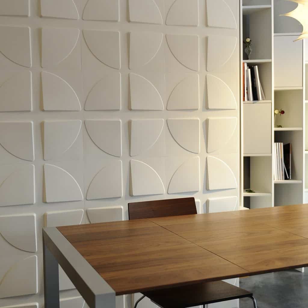 Panouri decorative 3D Pitches intr-o incapere cu dulap incorporat alb in care se afla carti, birou din lemn si scaun