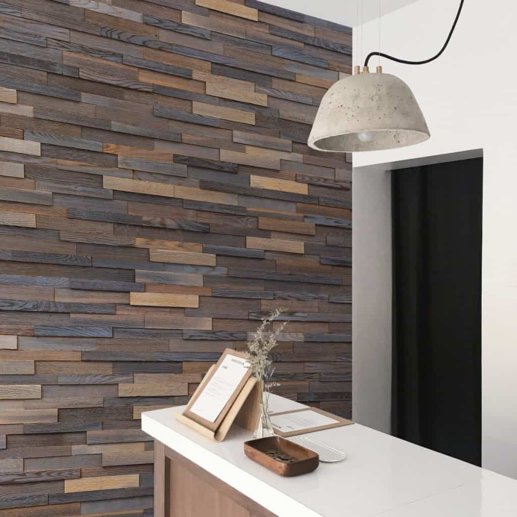 Panouri decorative din lemn de stejar, Brick Timeless, intr-o incapere cu masa cu blat alb pe care se afla obiecte decorative