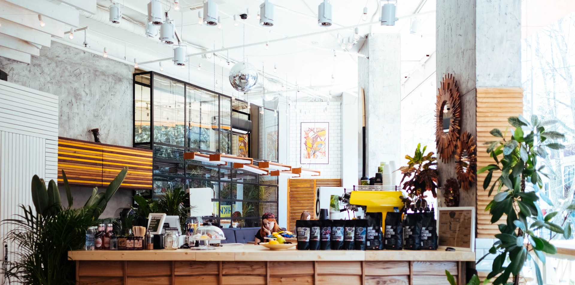 Designul interior pentru o cafenea. Ce alegem pentru decorul pereților