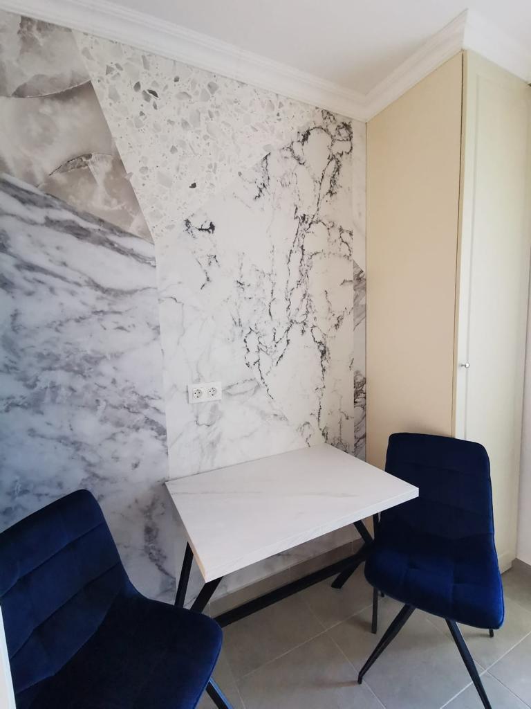 bucataria apartamentului cu 2 camere din Ansamblul Rezidential H Pipera Lake, cu fototapet Big Diamond, Marble, personalizat, de la Rebel Walls